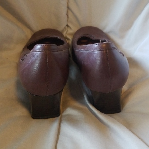 CLARKS STRICTLY COMFORT Brown Heels - Picture 5 of 8